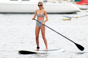 Taylor Swift and her musician pal Ed Sheeran go paddleboarding